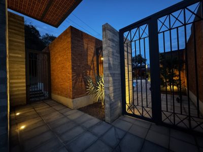foto entrada a casa club nocturna