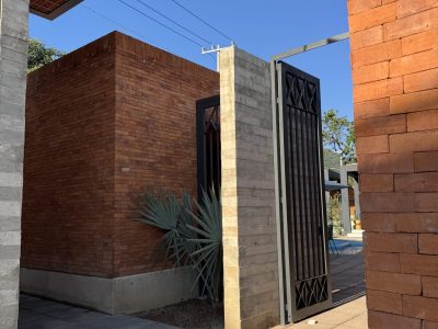 vista entrada a casa club entrando desde calle